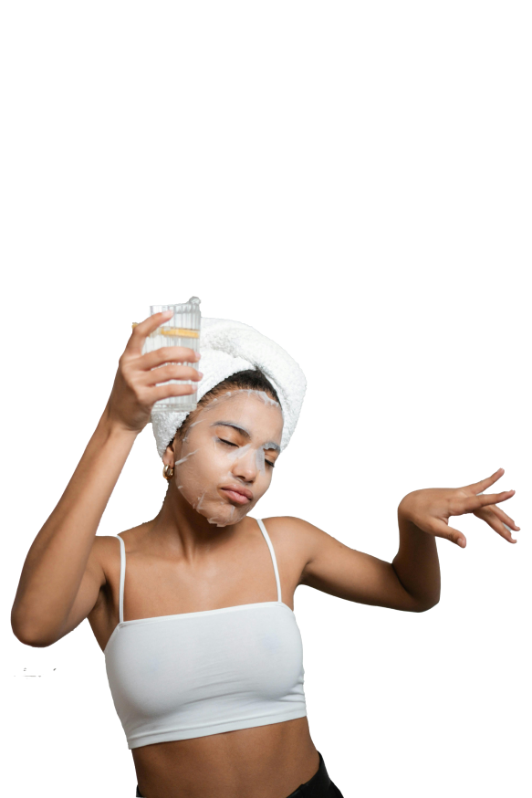 ragazza skincare con bicchiere