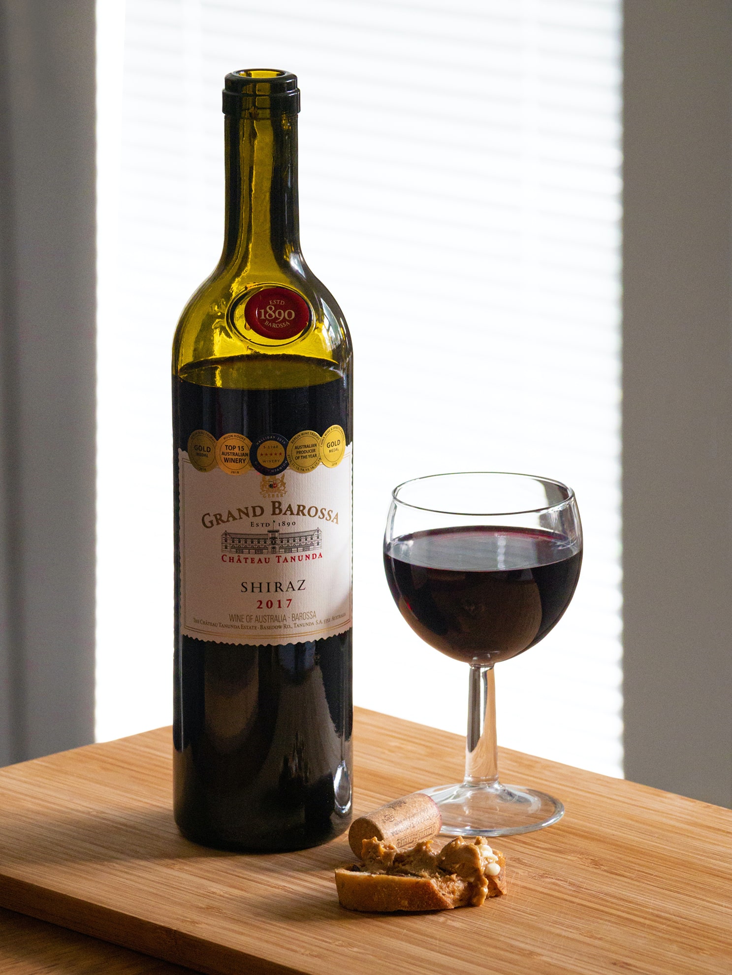 un'altra bottiglia di vino