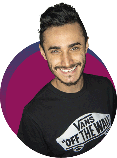 Ragazzo_sorridente_in_maglia_nera_su_sfondo_porpora
