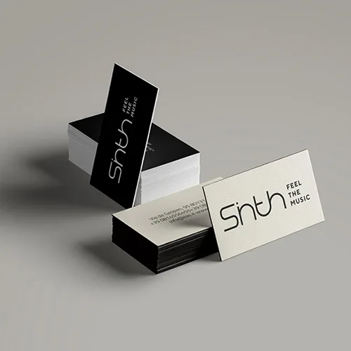 Biglietti da visita con il logo di un'ipotetica casa della musica chiamata Sinth.